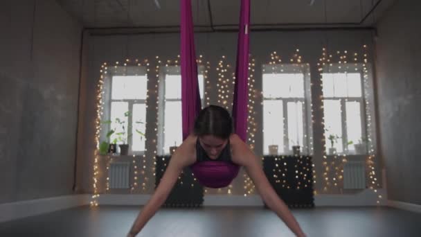 Повітряна йога - молода жінка балансує на гамаку — стокове відео