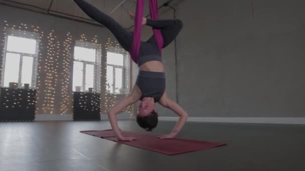 Повітряна йога - молода жінка тренується з гамаком — стокове відео