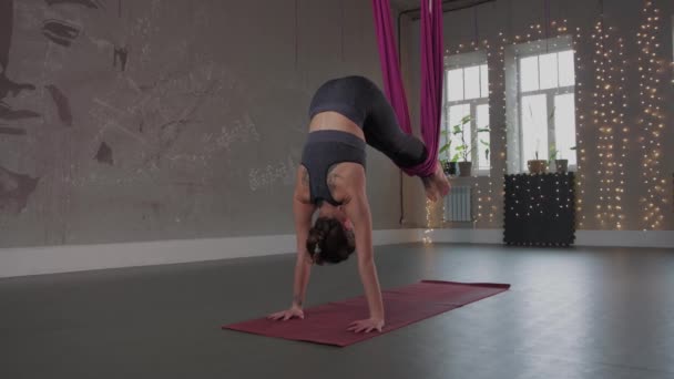 Повітряна йога - молода жінка займається аеробікою — стокове відео