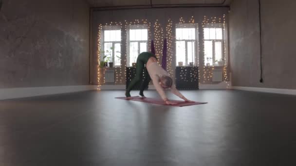 Йога у приміщенні - жінка з аеробікою. — стокове відео