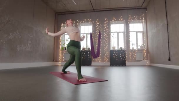 Yoga en interiores - una mujer haciendo aeróbic en el estudio — Vídeo de stock