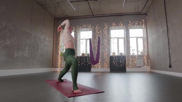 Yoga dentro de casa - mulher loira fazendo aeróbica no estúdio — Vídeo de Stock
