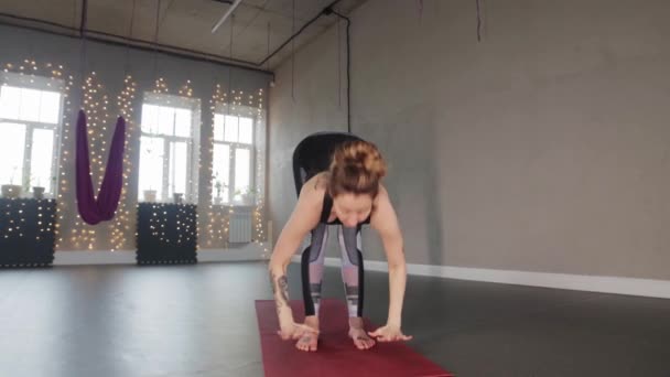 Yoga dentro de casa - uma mulher de plástico aquece no estúdio — Vídeo de Stock