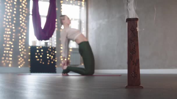 Doutnající kadidlo ve studiu - žena, která dělá aerobik — Stock video