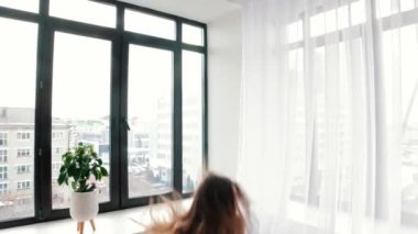 Sokak dansı. Genç bir kadın dans ediyor ve kazağını çıkarıyor.