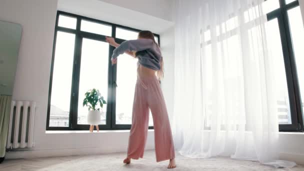 Χορός δρόμου - Νεαρή γυναίκα χορεύει σε λευκό δωμάτιο — Αρχείο Βίντεο
