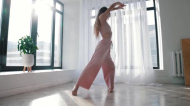 Modern dans - genç zayıf kadın beyaz geniş odada dans ediyor