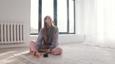 Uzun saçlı, kulaklıkla müzik dinleyen genç ve ilham verici bir kadın.