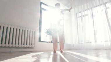 Modern dans. Genç, zayıf kadın elleriyle dans ediyor.