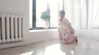 Modern dans - genç, zayıf ve güzel kadın gün ışığında dans ediyor