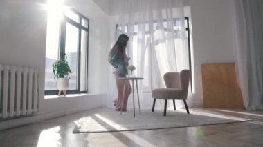 Modern dans. Geniş dairenin etrafında dans eden güzel, uzun saçlı genç bir kadın.