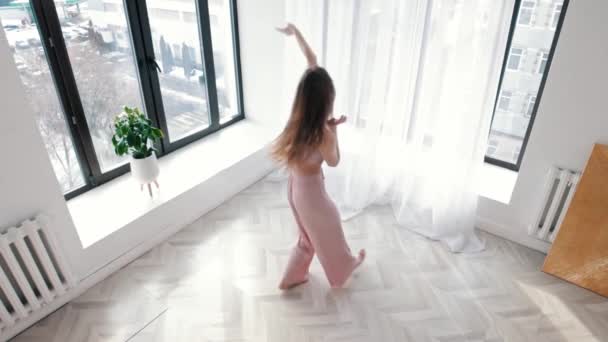 Modern dancing - young slim woman dances in spacious room — Αρχείο Βίντεο
