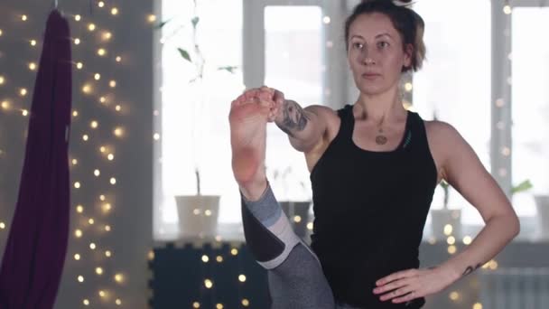一个有纹身的女人做有氧运动- -伸展腿 — 图库视频影像