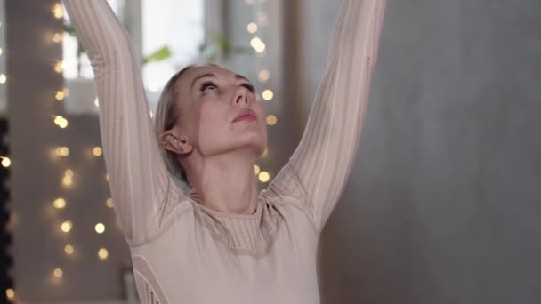 Blondine kvinde mediterer i studiet – Stock-video