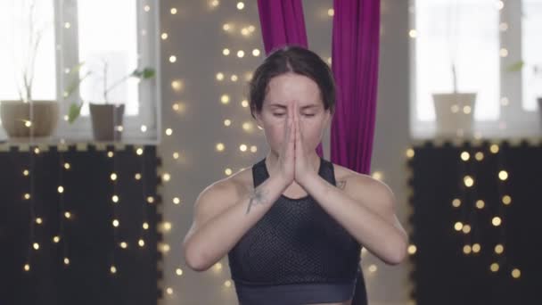 Jeune femme étirant sa jambe en utilisant l'hamac de yoga — Video