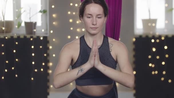 Młoda piękna kobieta rozciąga nogę używając hamaka jogi — Wideo stockowe