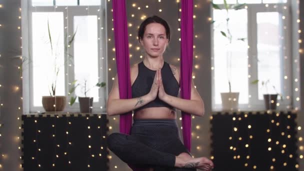 Fiatal nő hintázik a jóga függőágyban — Stock videók