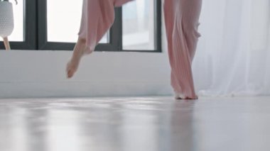 Modern dans. Dans eden genç bir kadının ayakları.