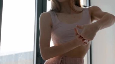 Pencerenin kenarında dans eden genç bir kadın.