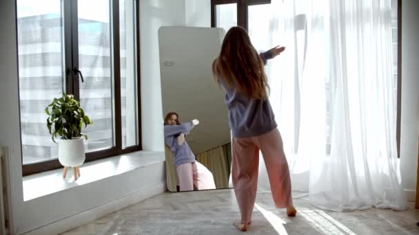 Jovem mulher bonita dançando na frente do espelho — Vídeo de Stock