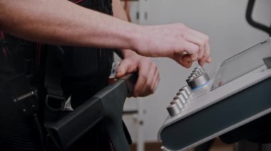 Bir adam ekranda elektro uyarıcı aletlerle çalışır.
