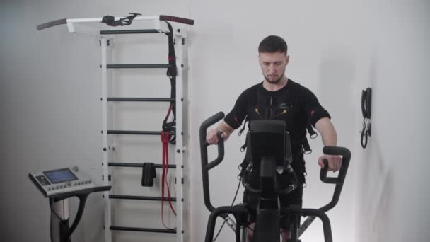 En man i kostym tränar i det lokala gymmet — Stockvideo