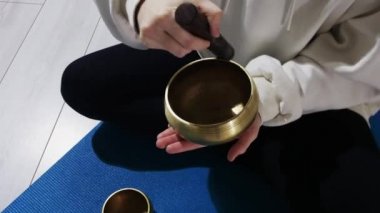 Tesettürlü genç bir kadın, uyuşturucu satıcısını tankın kenarlarında gezdirerek meditasyon ritüeli yapar.