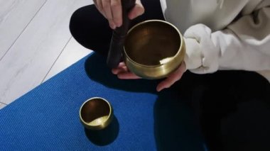 Genç bir kadın, uyuşturucu satıcısını tankın kenarlarında gezdirerek meditasyon ayini yapıyor.