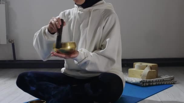 Una joven en hiyab hace un ritual de meditación — Vídeos de Stock