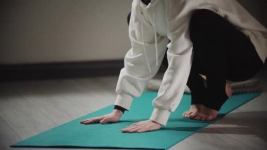 Yoga - tesettürlü güçlü kadın yoga minderi üzerinde egzersiz yapıyor