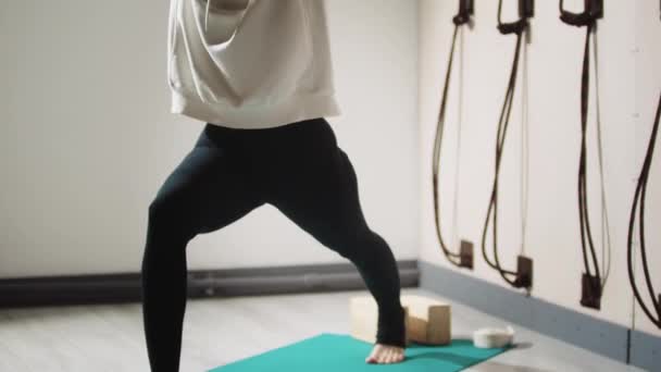 Mujer musulmana joven haciendo yoga en el estudio — Vídeo de stock