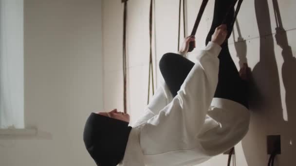 Une femme dans un hijab tient ses bretelles et appuie son corps contre le mur — Video