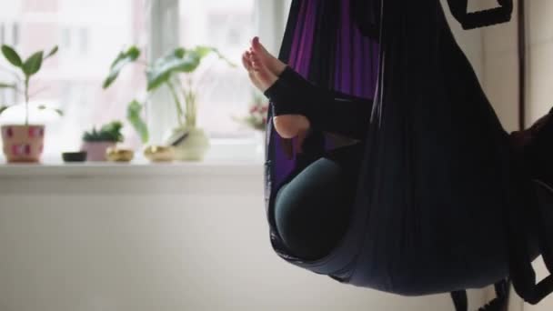 Молодая женщина в хиджабе, использующая гамак для йоги — стоковое видео