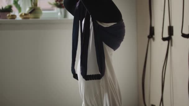 Молодая женщина в хиджабе висит вверх ногами на гамаке для йоги — стоковое видео
