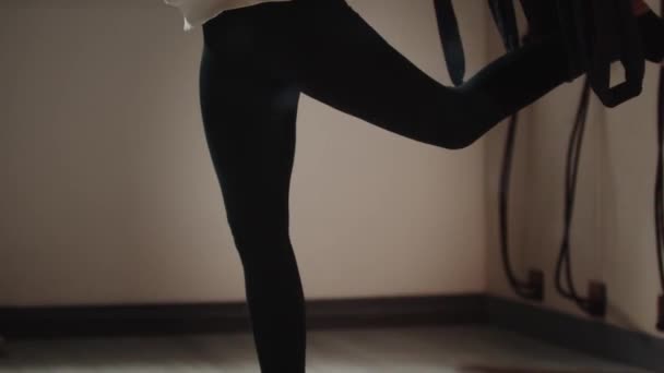 Une jeune femme dans un hijab en utilisant un hamac de yoga pour l'exercice — Video
