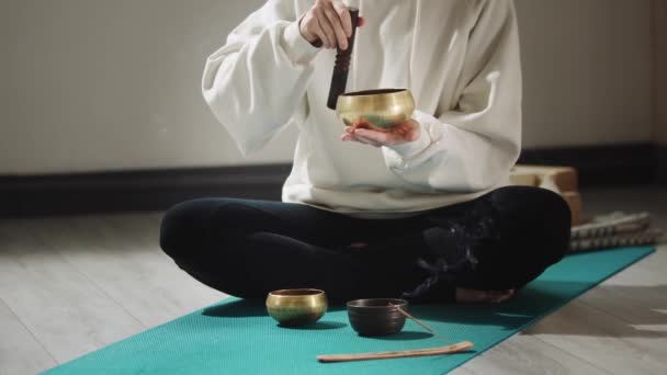 Smoldering incense and a young woman conducting a ritual before meditation — Stock Video