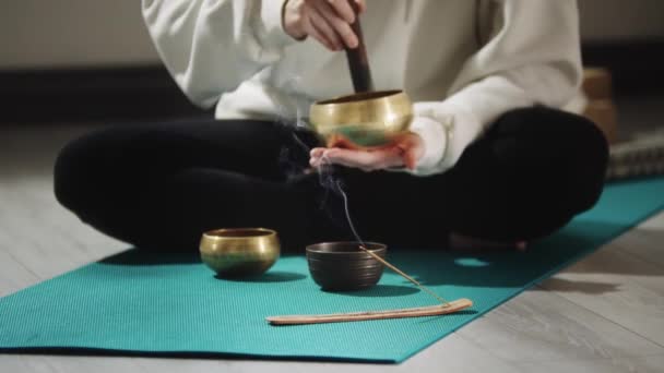 Smoldering incense and a person conducting a ritual before meditation — Stock Video