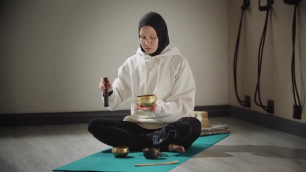 Praktyki duchowe - młoda muzułmanka medytująca z dymiącym kadzidłem na pierwszym planie — Wideo stockowe
