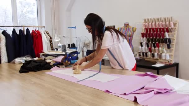 Una mujer prepara un paño rosa sobre la mesa — Vídeo de stock