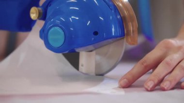 Atölyede otomatik çember kesiciyle kumaş kesmek. Orta çekim