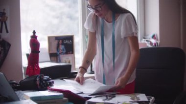 28-02-2022 RUSSIA, KAZAN: kadın tasarımcı masa başında çalışıyor