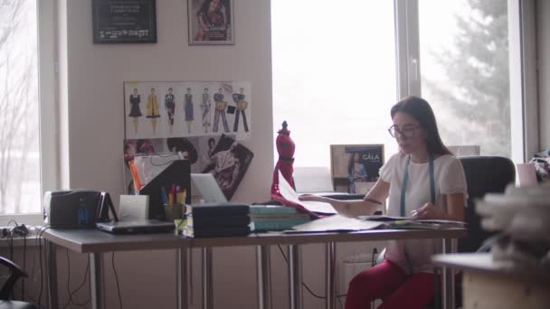 28-02-2022 RUSSIA, KAZAN: egy női tervező ruhákat dolgoz ki — Stock videók