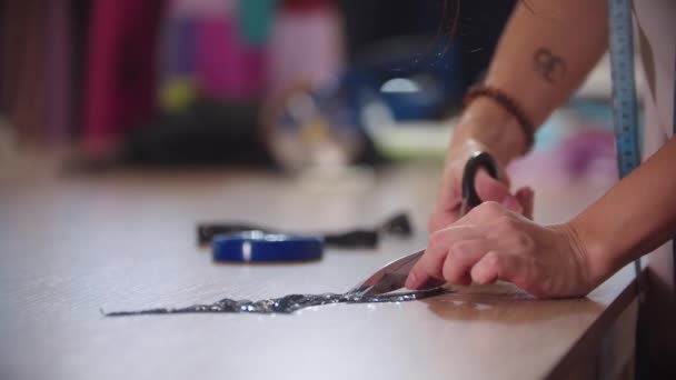 Young female designer carves jewelry with sequins — Stock Video