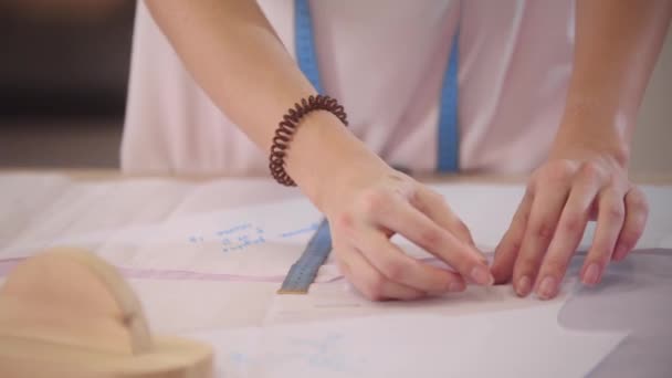 Womens hands works with fabric samples on the table — Stock Video
