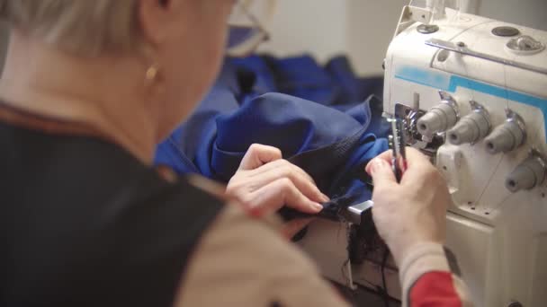 Starsza Kobieta Szyjąca Granatową Sukienkę Pomocą Maszyny Szycia Środek Strzału — Wideo stockowe