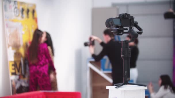 Rússia Kazan Filmar Modelos Mulheres Jovens Bonitas Estúdio Uma Câmera — Vídeo de Stock