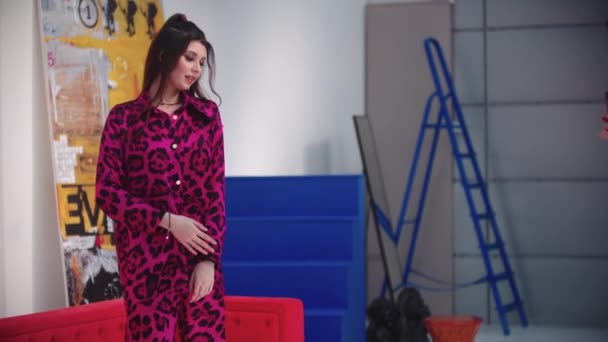 Russia Kazan 穿着粉色豹装的年轻女性模特 在摄影棚里拍照 — 图库视频影像