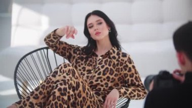 Leopar takım elbiseli çekici bir kadın beyaz stüdyoda fotoşop yaptırıyor. Orta çekim