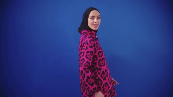 Russia Kazan Woman Pink Leopard Suit Black Hijab Posing Camera — Stock Video