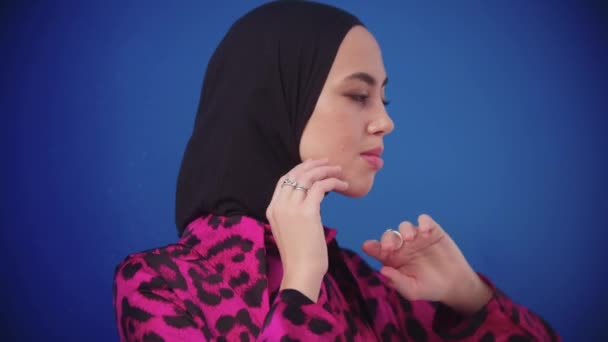 Russia Kazan Smiling Muslim Woman Pink Leopard Suit Black Hijab — Stock Video